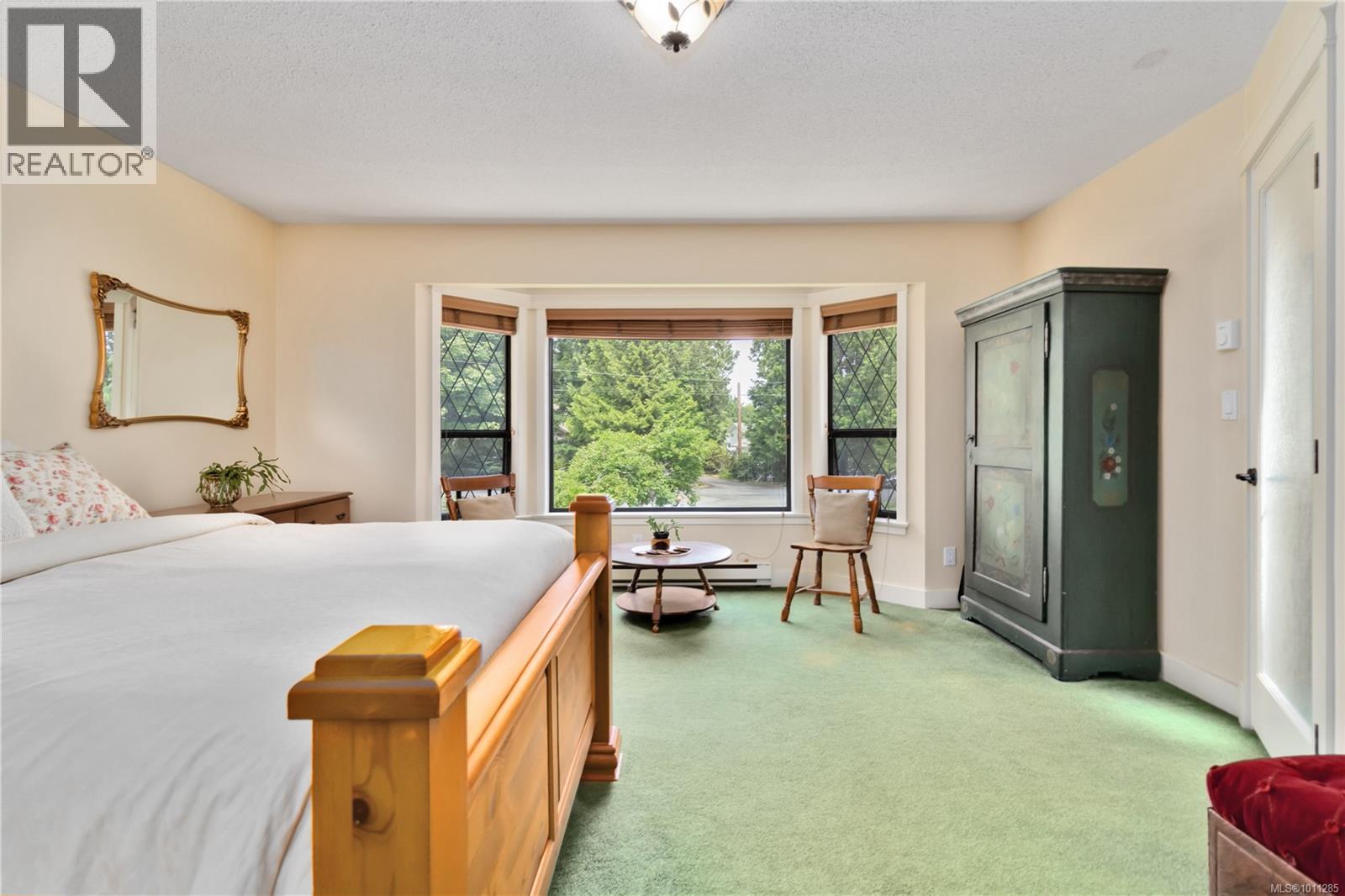 1881 Llewellyn Pl, North Saanich