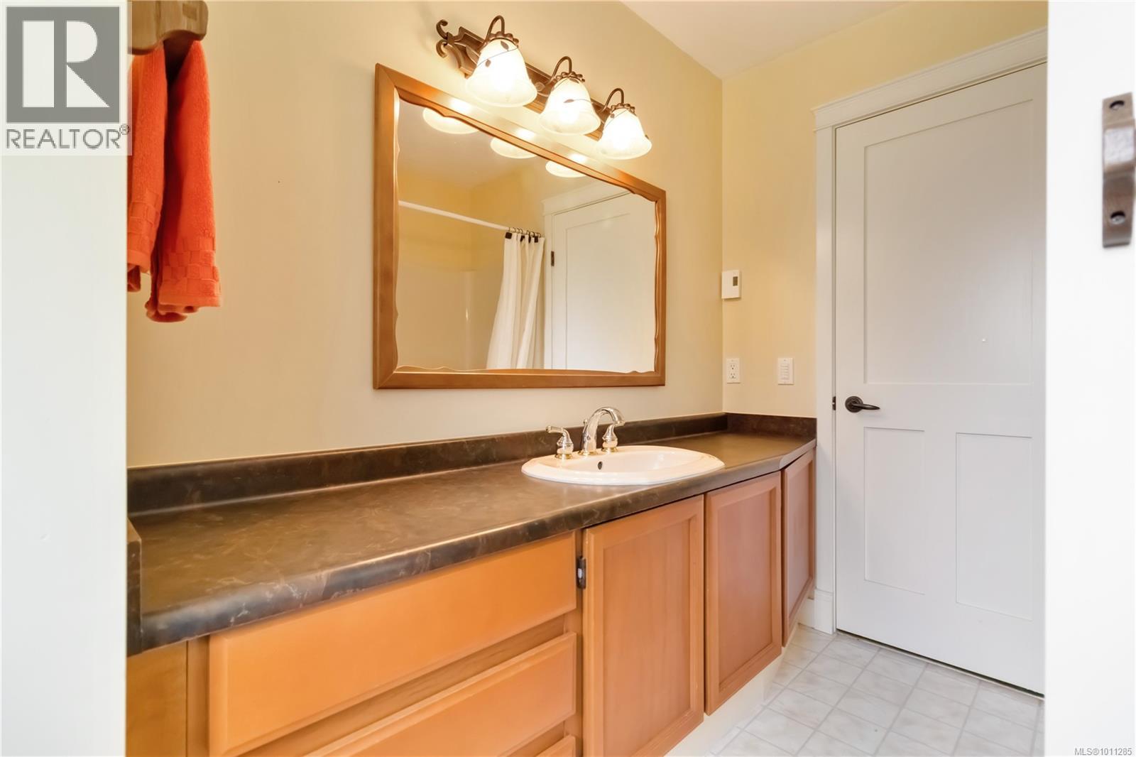 1881 Llewellyn Pl, North Saanich