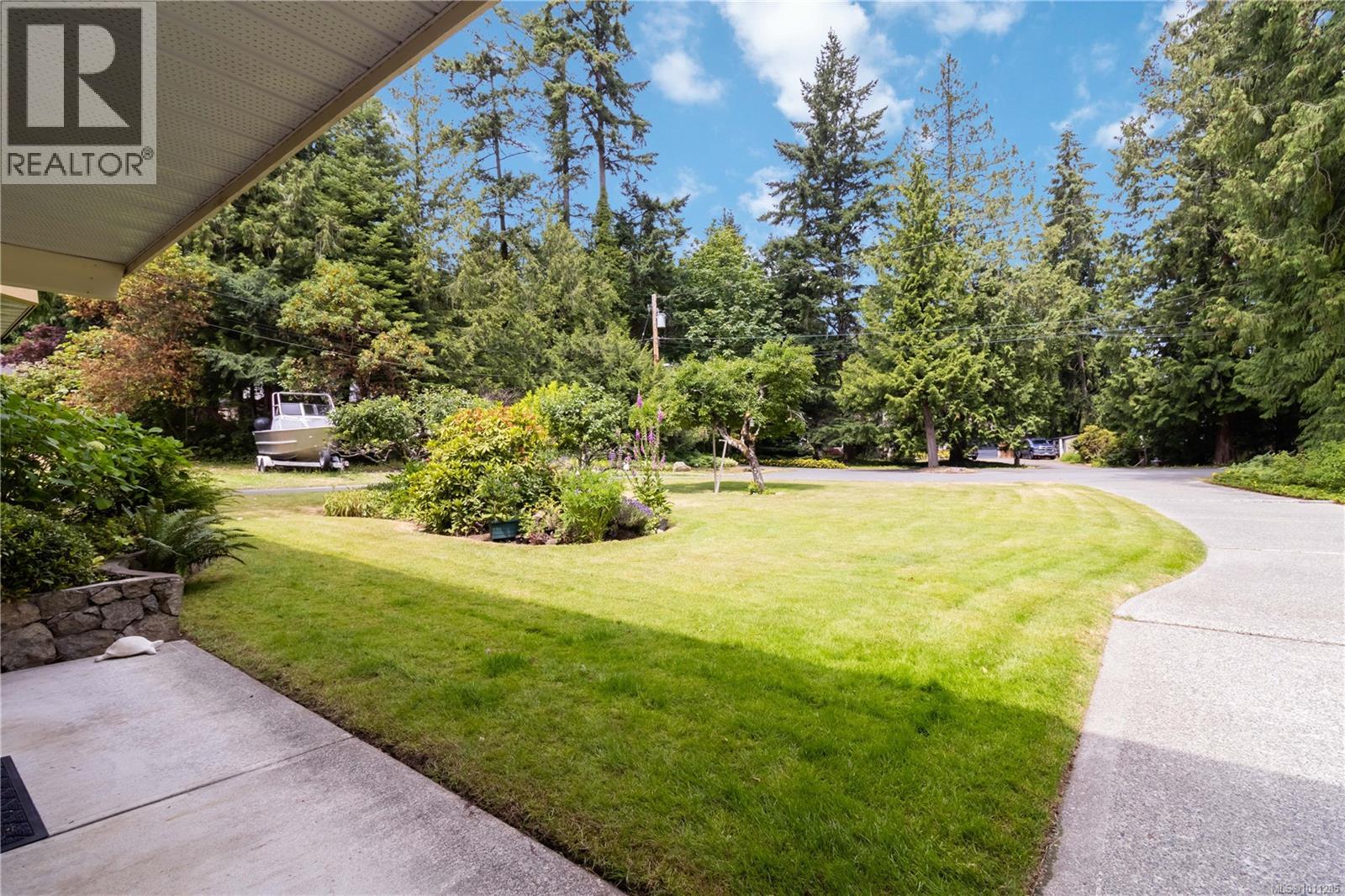 1881 Llewellyn Pl, North Saanich