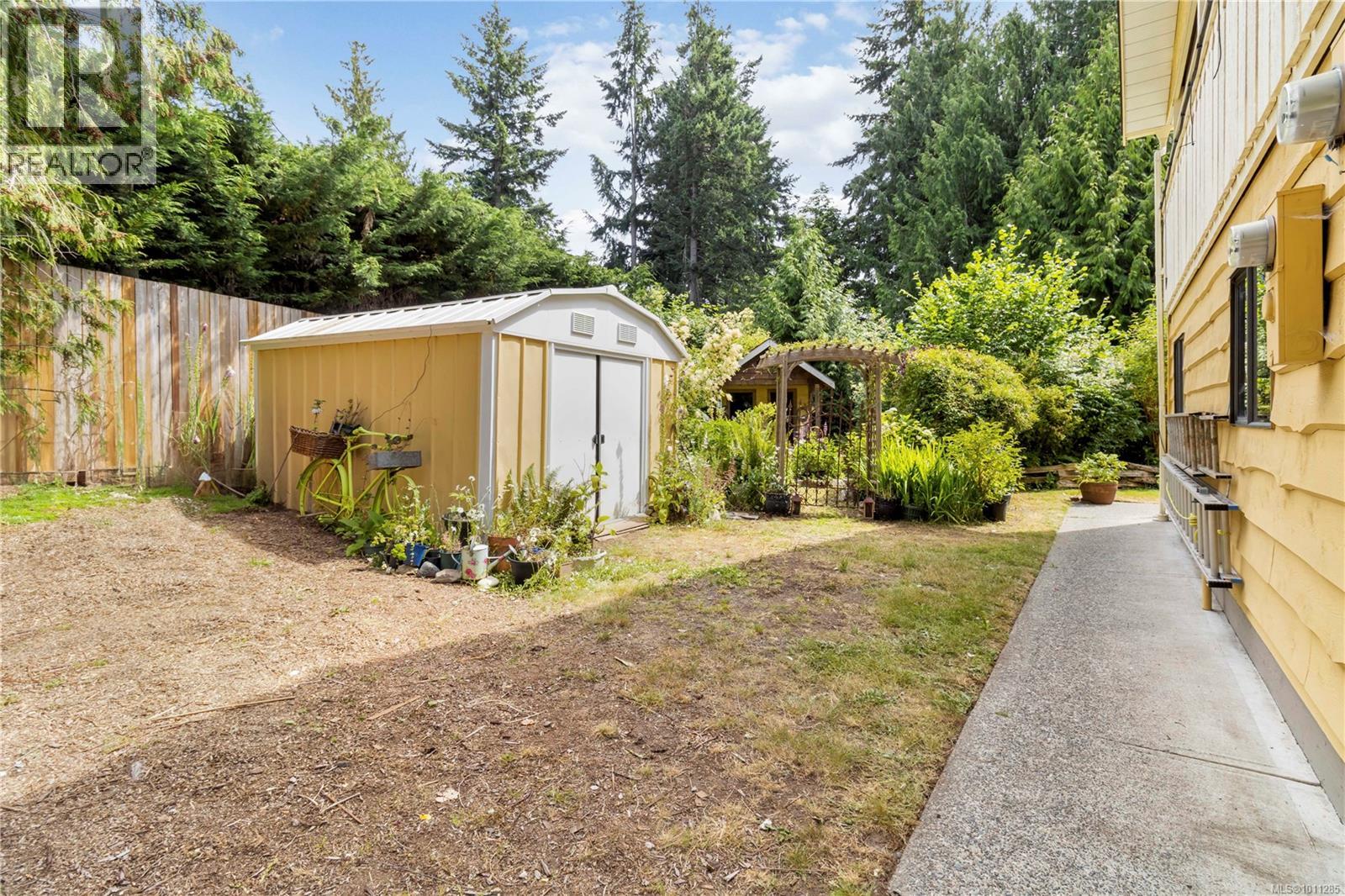 1881 Llewellyn Pl, North Saanich