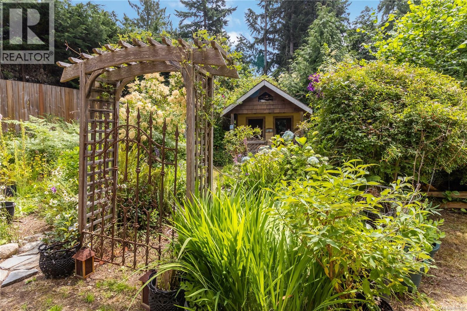 1881 Llewellyn Pl, North Saanich