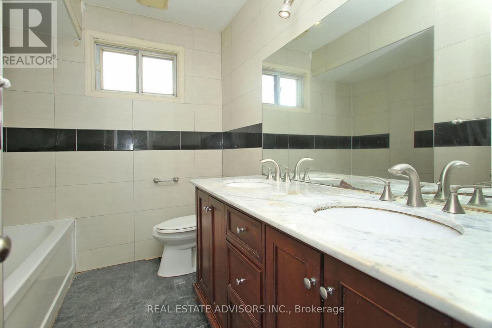 Photo 18 of 46 Laskay Crescent, Toronto ON