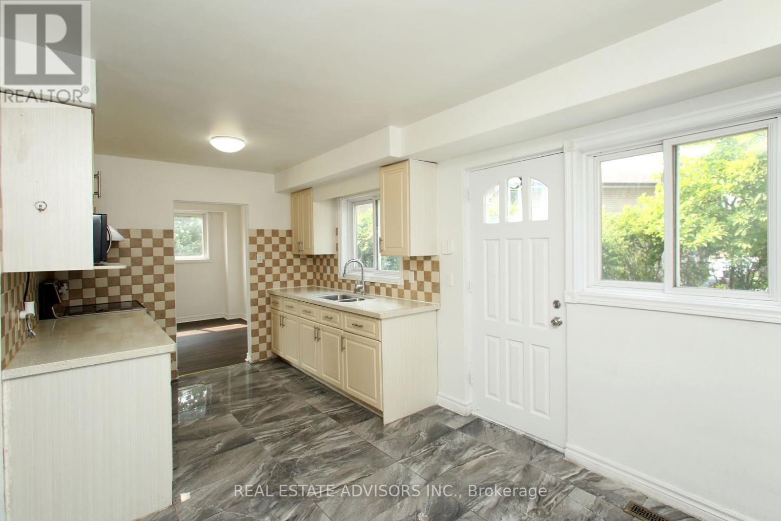 Photo 8 of 46 Laskay Crescent, Toronto ON