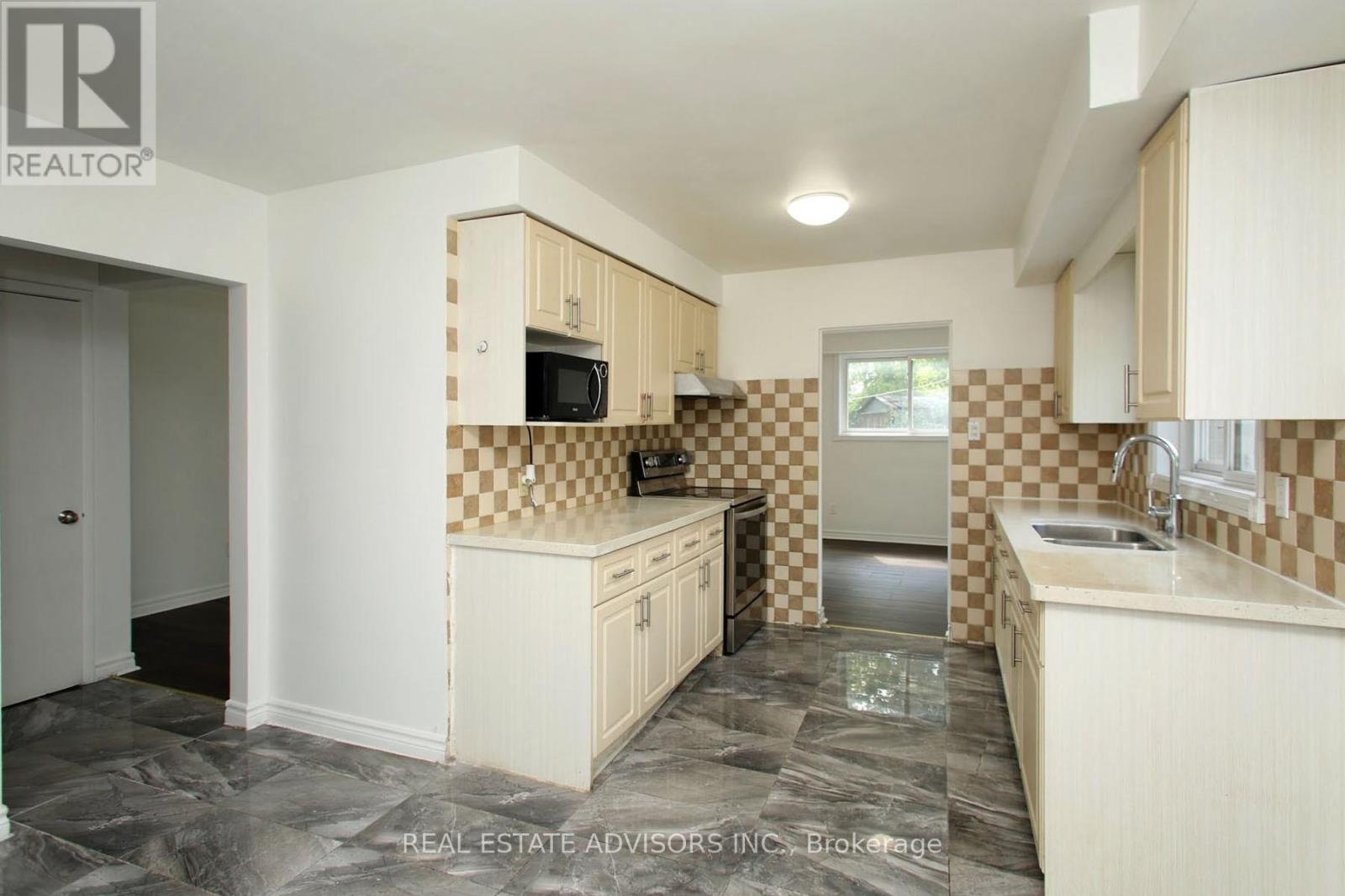 Photo 9 of 46 Laskay Crescent, Toronto ON