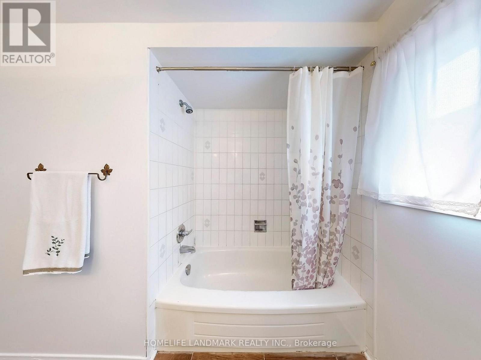Photo 37 of 120 Ravenscroft Road, Ajax ON