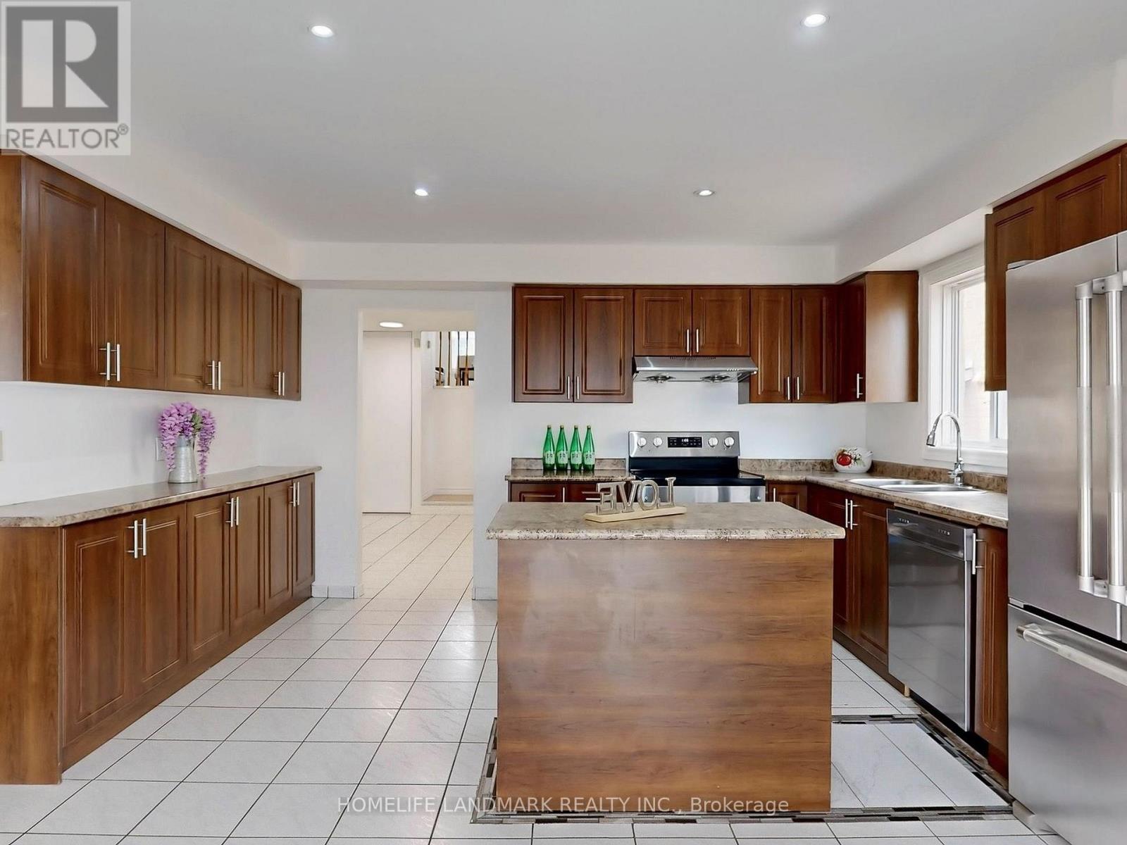 Photo 5 of 120 Ravenscroft Road, Ajax ON