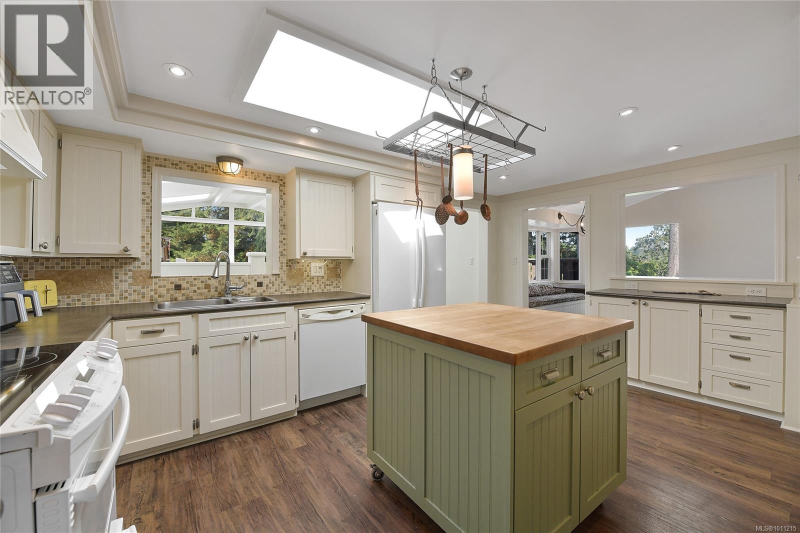 Photo 16 of 2582 Rainville Rd, Langford BC