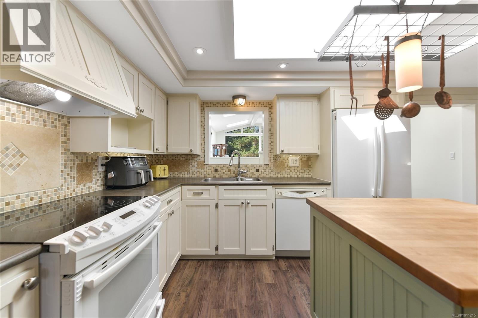 Photo 17 of 2582 Rainville Rd, Langford BC