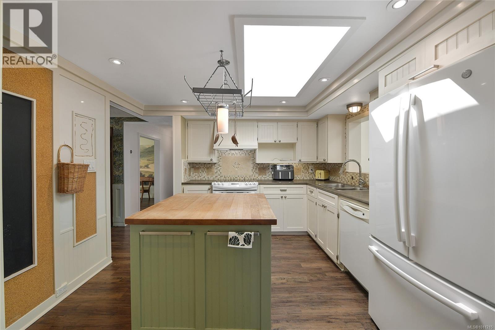 Photo 18 of 2582 Rainville Rd, Langford BC