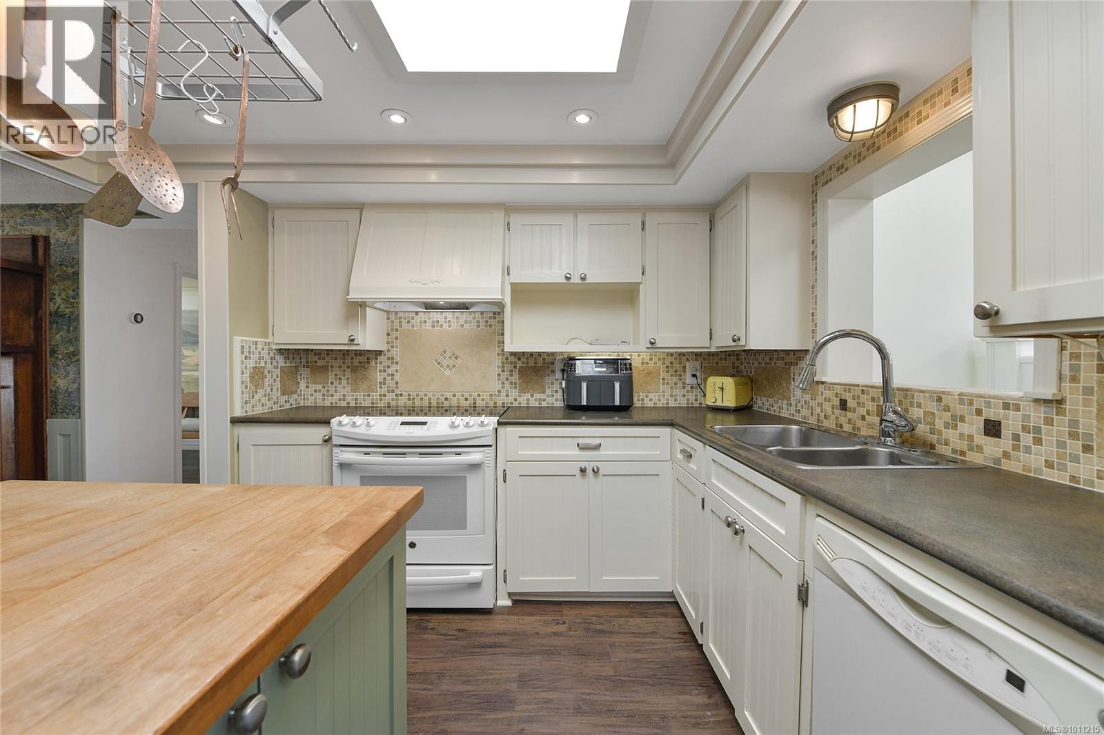 Photo 19 of 2582 Rainville Rd, Langford BC