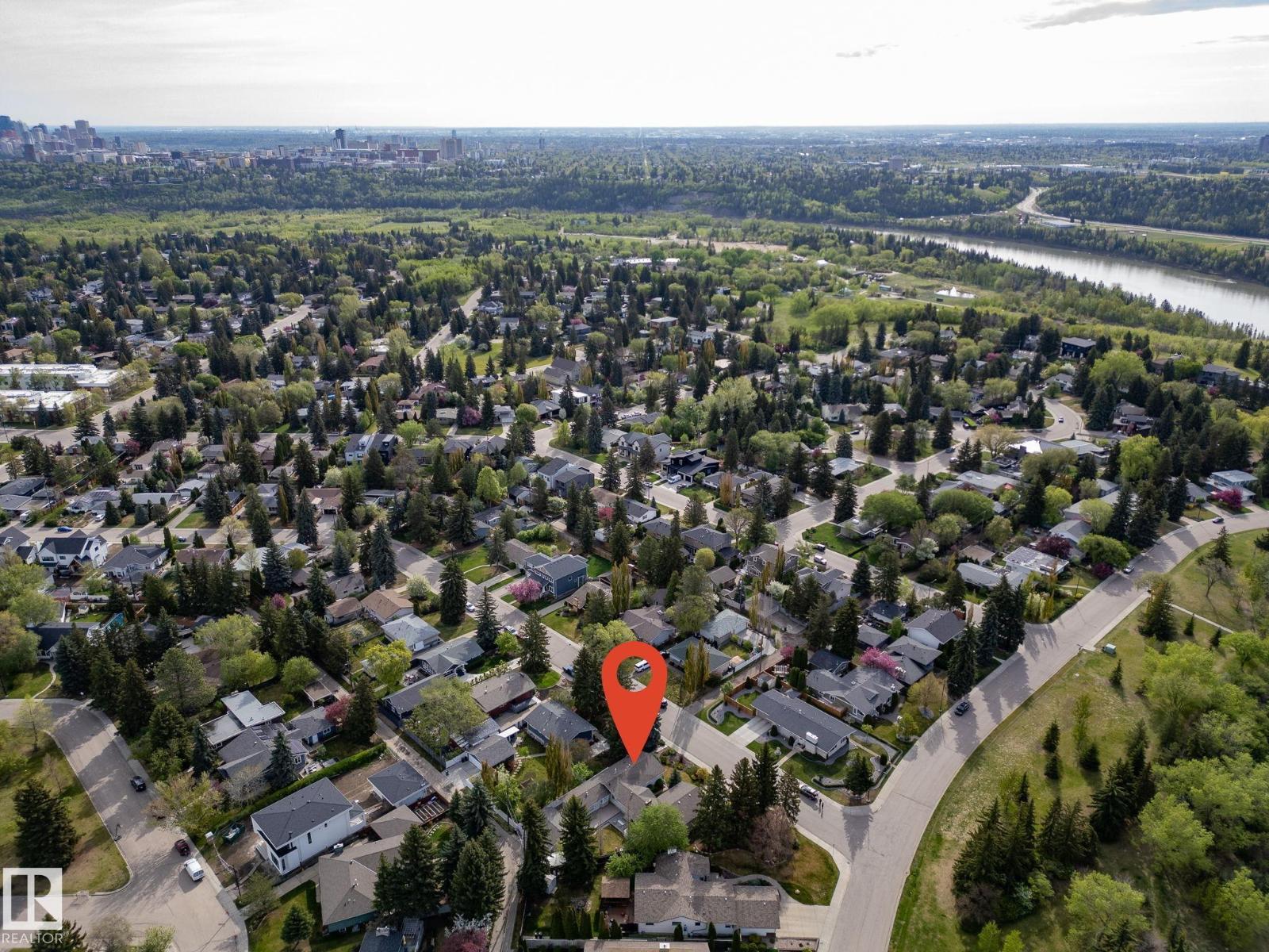Photo 5 of 7608 143 A St Nw, Edmonton AB