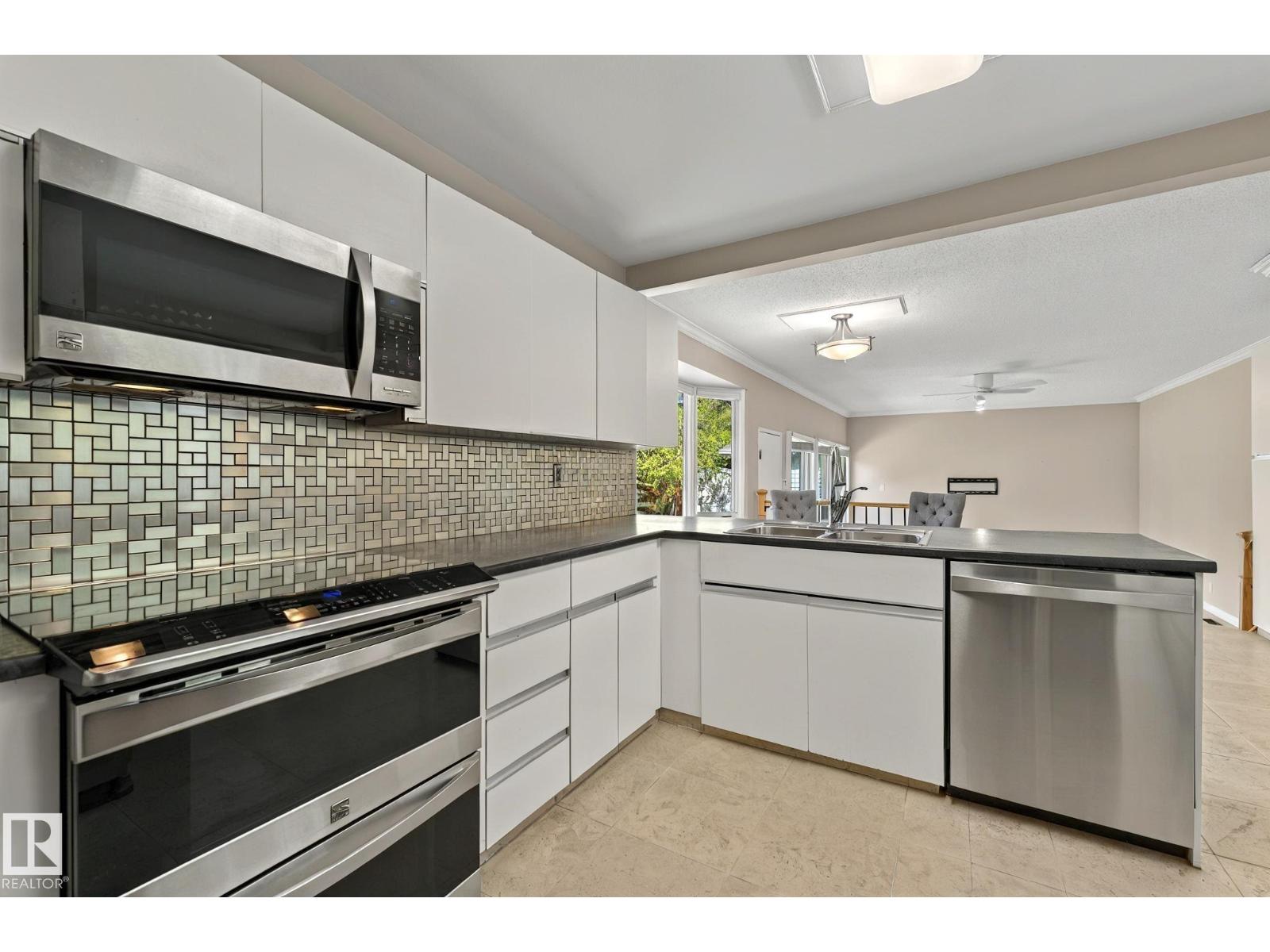 Photo 12 of 7608 143 A St Nw, Edmonton AB