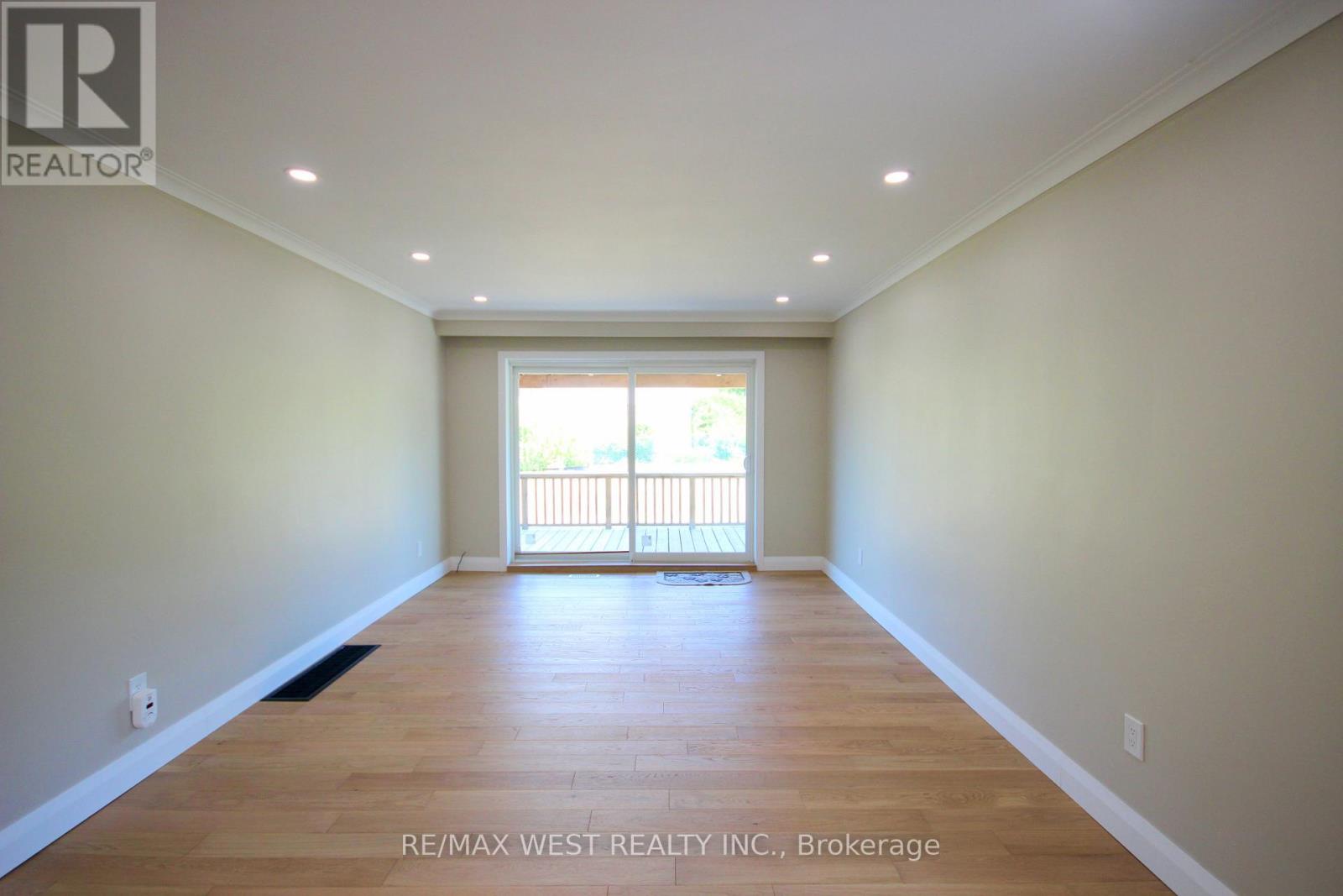 Photo 8 of 7139 Darcel Avenue, Mississauga ON