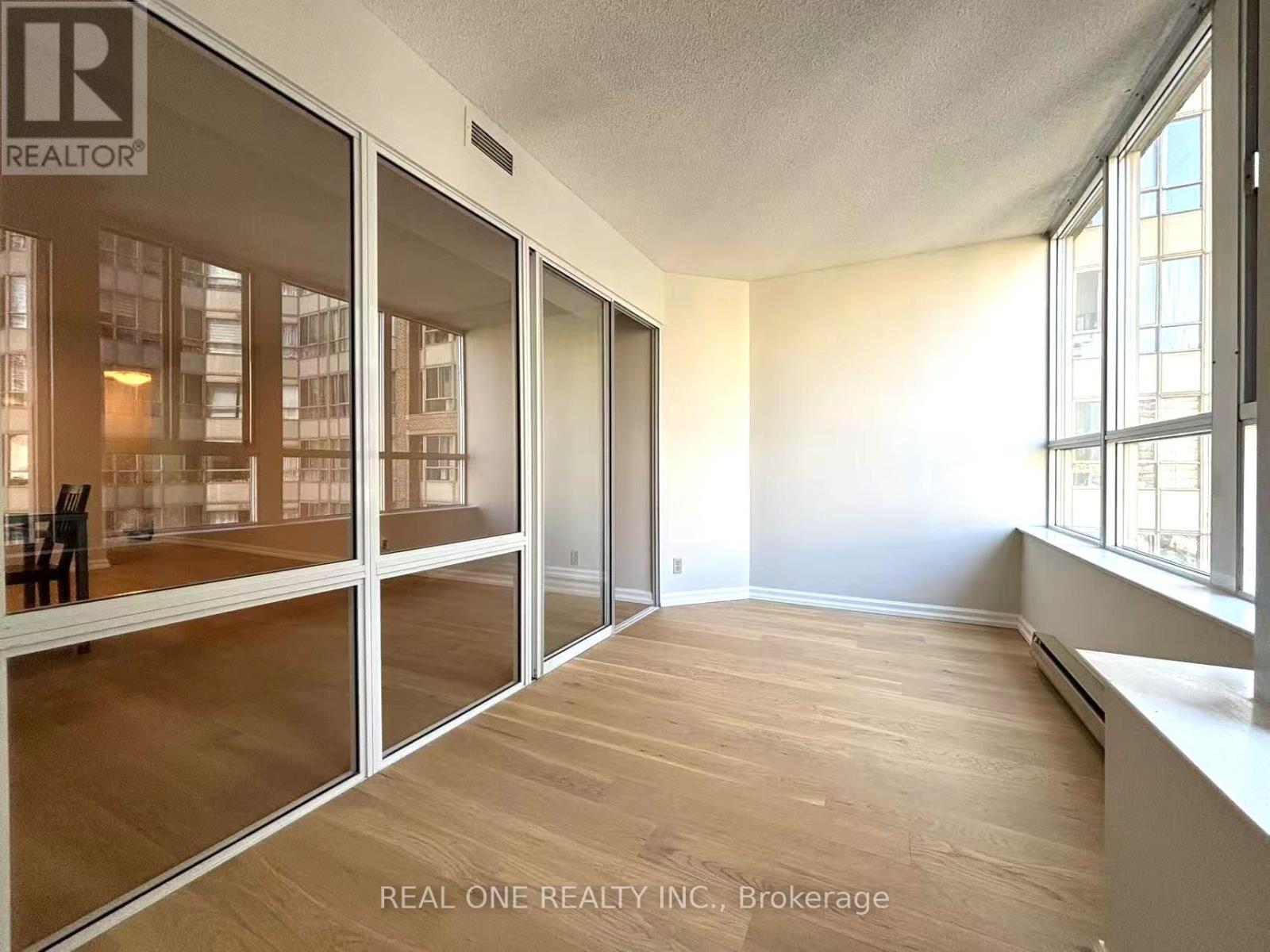 Photo 6 of 1012 711 Bay Street, Toronto ON