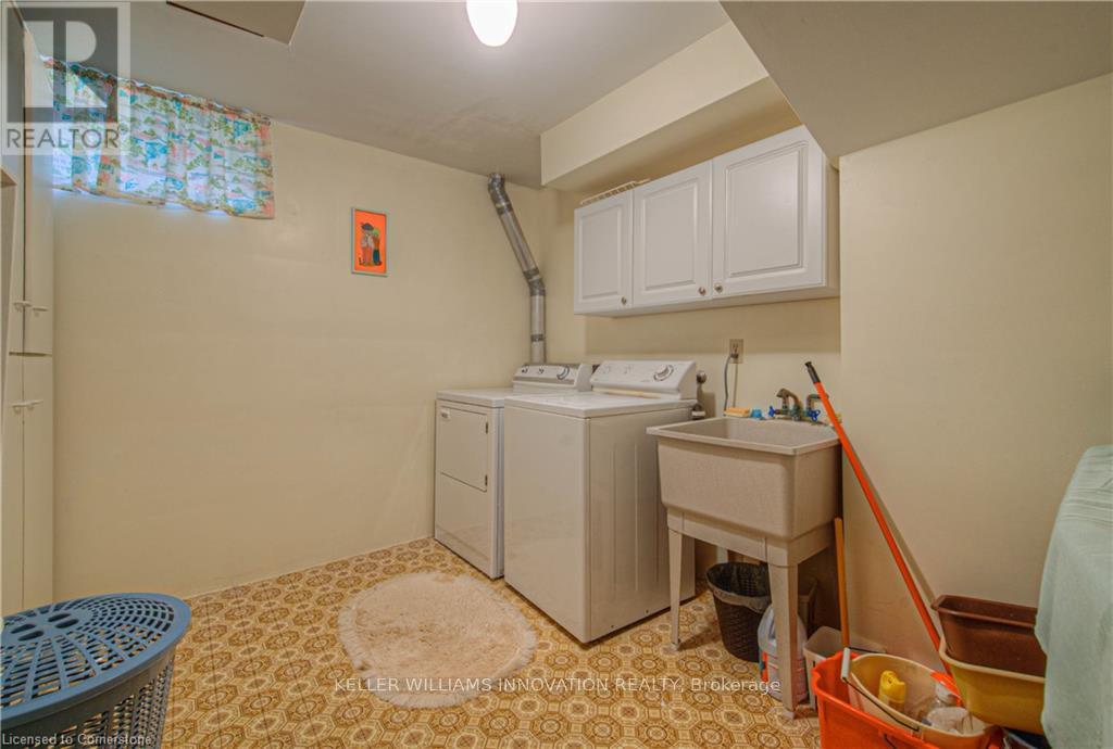Photo 11 of 641 Black Oak Crescent, Waterloo ON