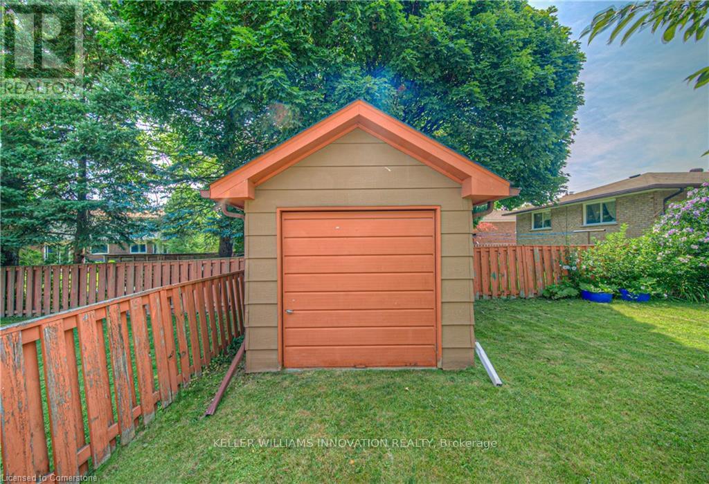 Photo 17 of 641 Black Oak Crescent, Waterloo ON