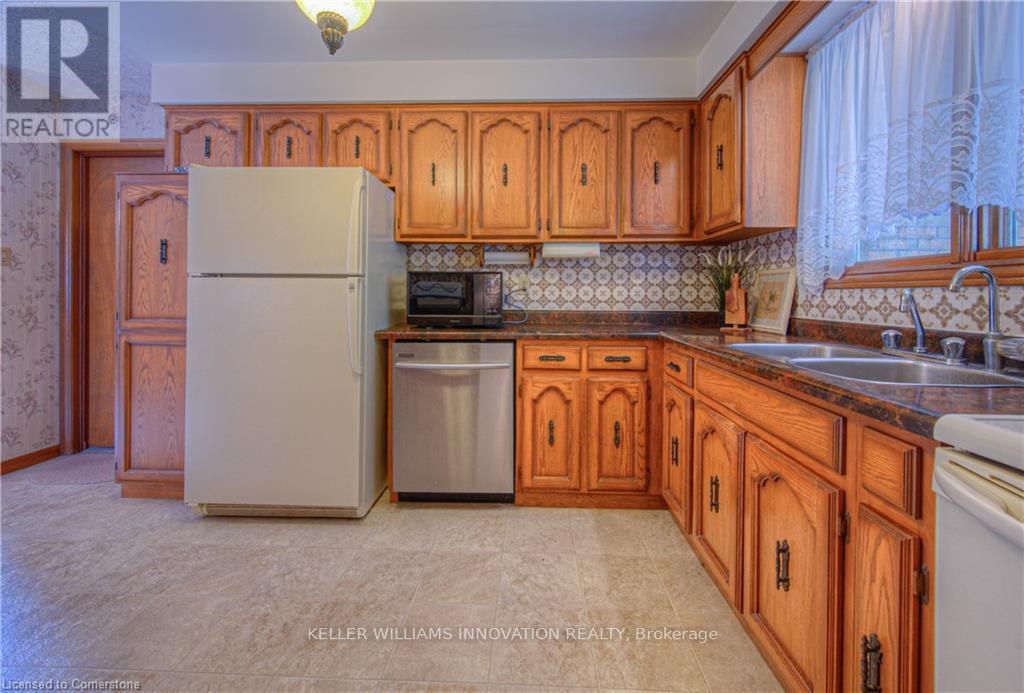 Photo 2 of 641 Black Oak Crescent, Waterloo ON