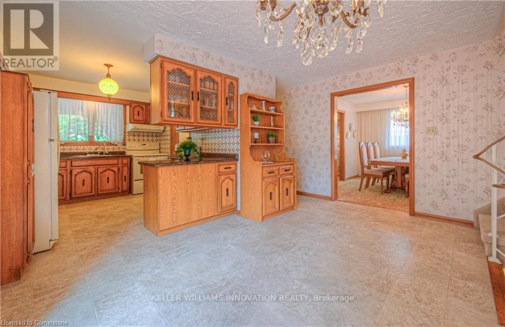 Photo 21 of 641 Black Oak Crescent, Waterloo ON
