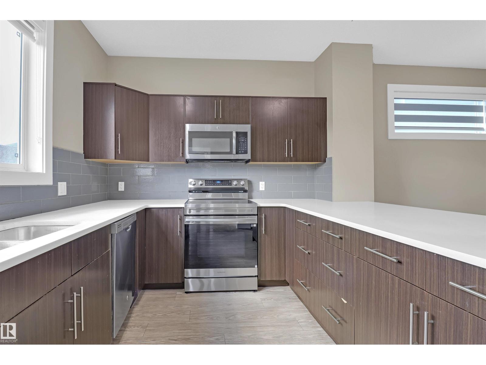 Photo 12 of 2126 24 St Nw, Edmonton AB