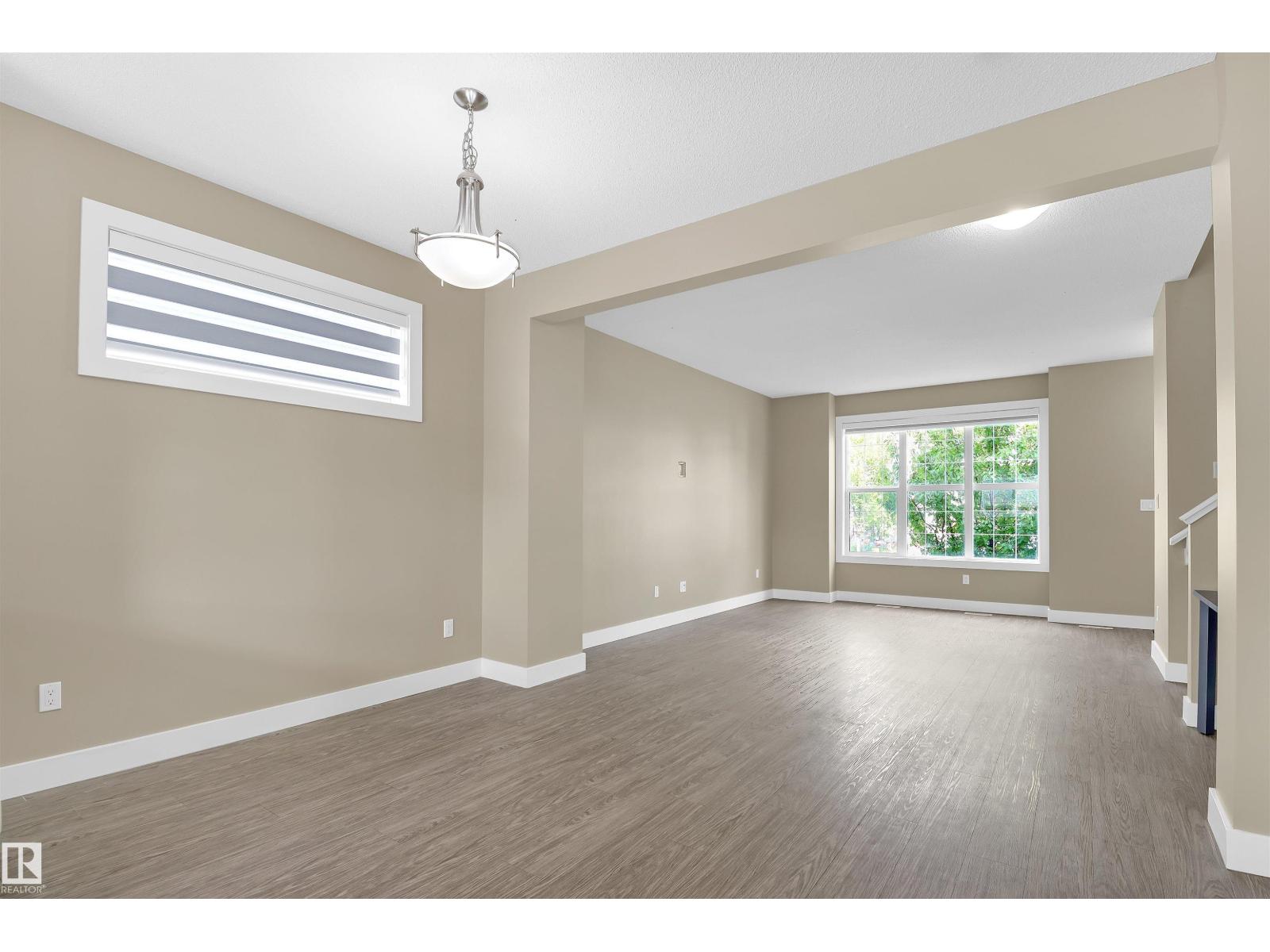 Photo 5 of 2126 24 St Nw, Edmonton AB