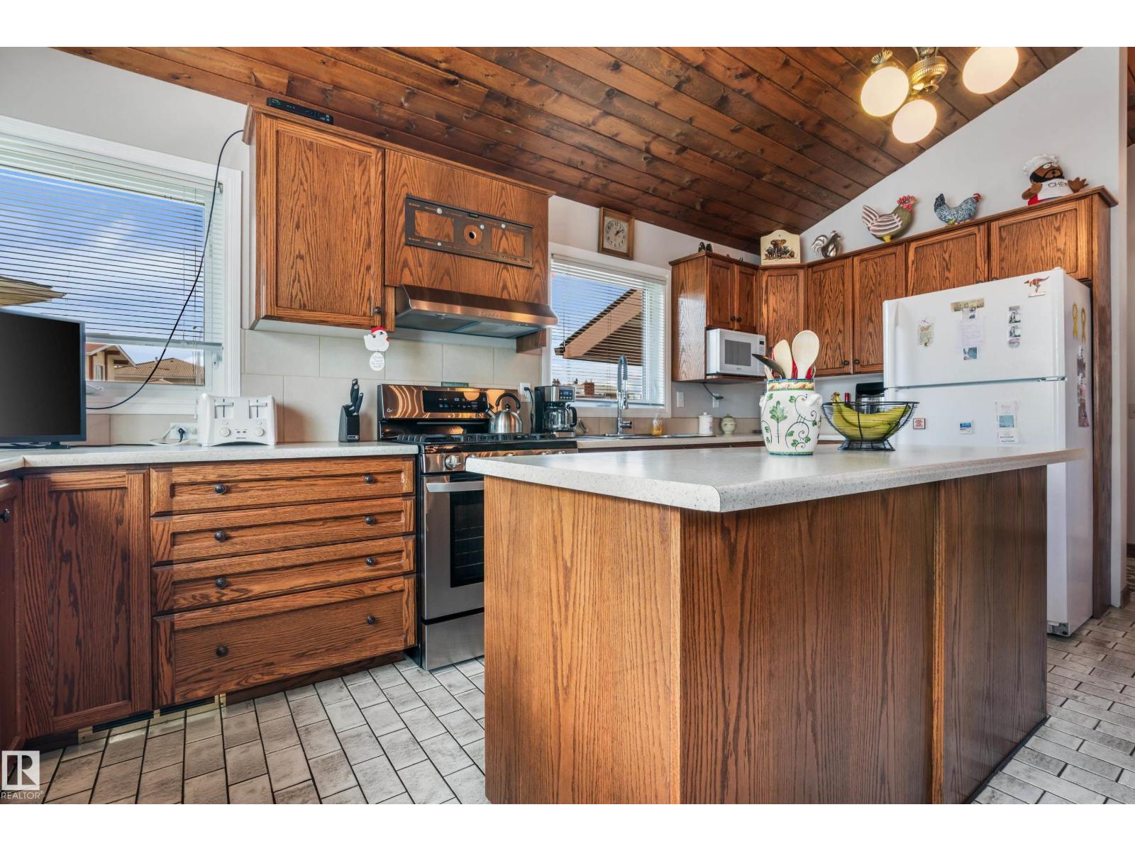 Photo 10 of 16737 110 St Nw, Edmonton AB