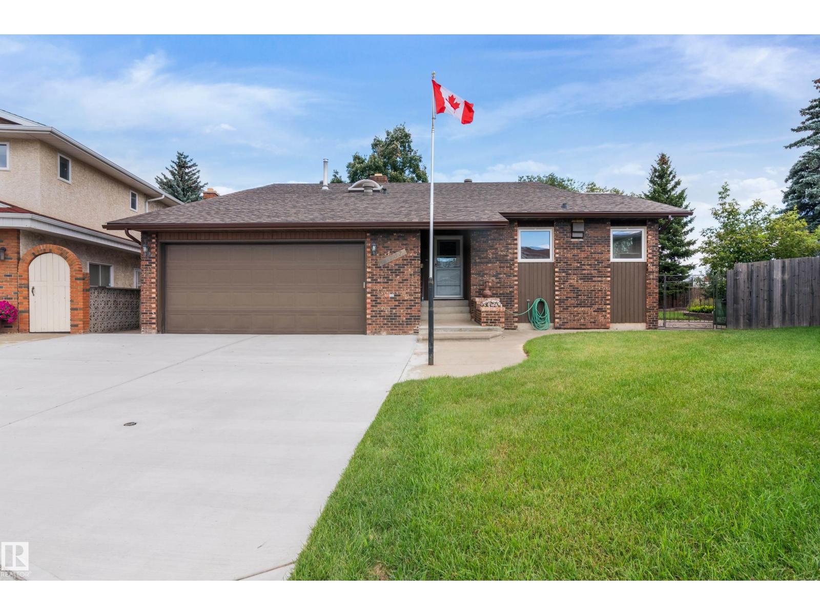 Photo 2 of 16737 110 St Nw, Edmonton AB