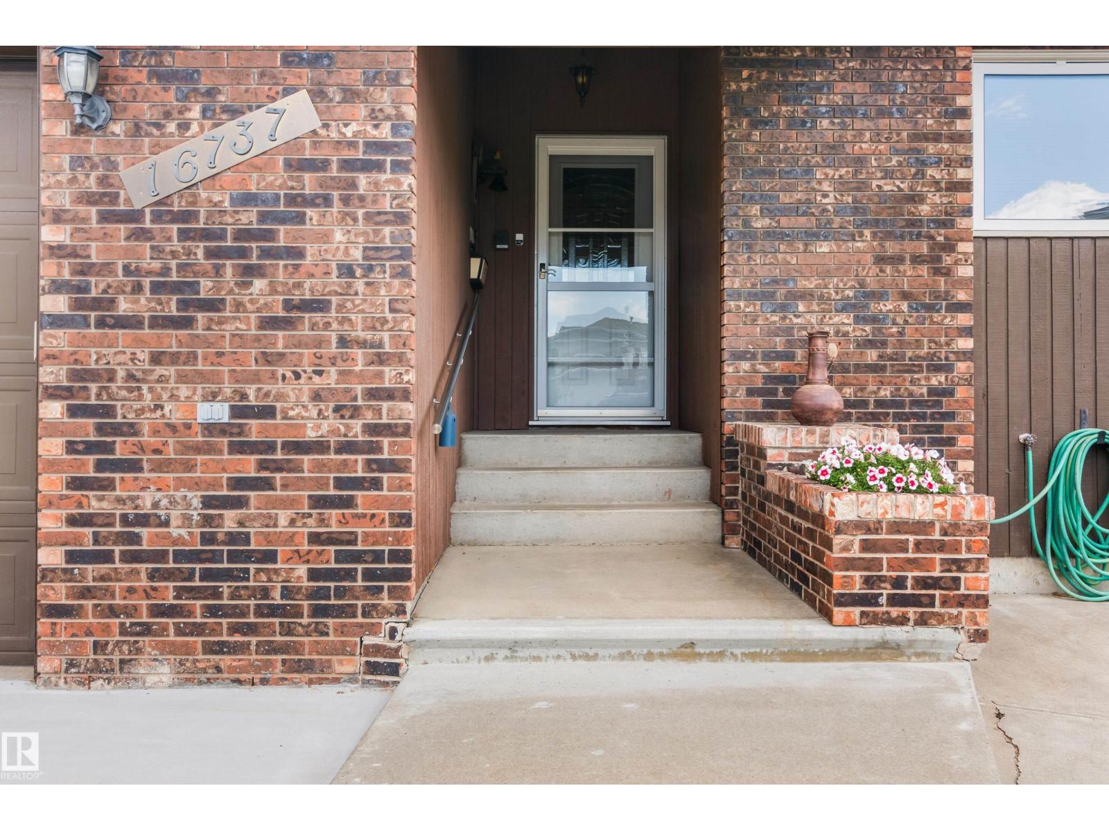 Photo 3 of 16737 110 St Nw, Edmonton AB