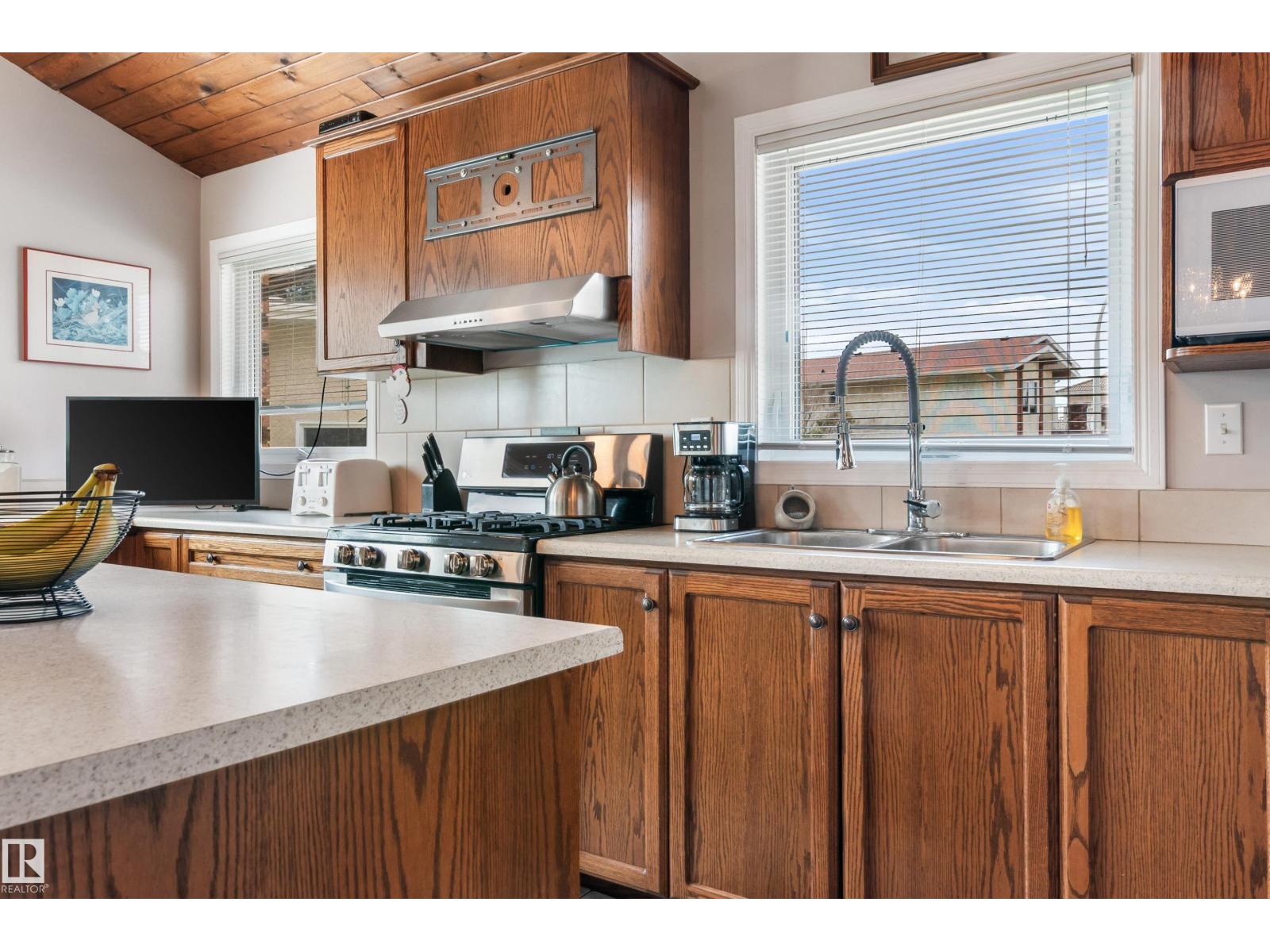 Photo 9 of 16737 110 St Nw, Edmonton AB