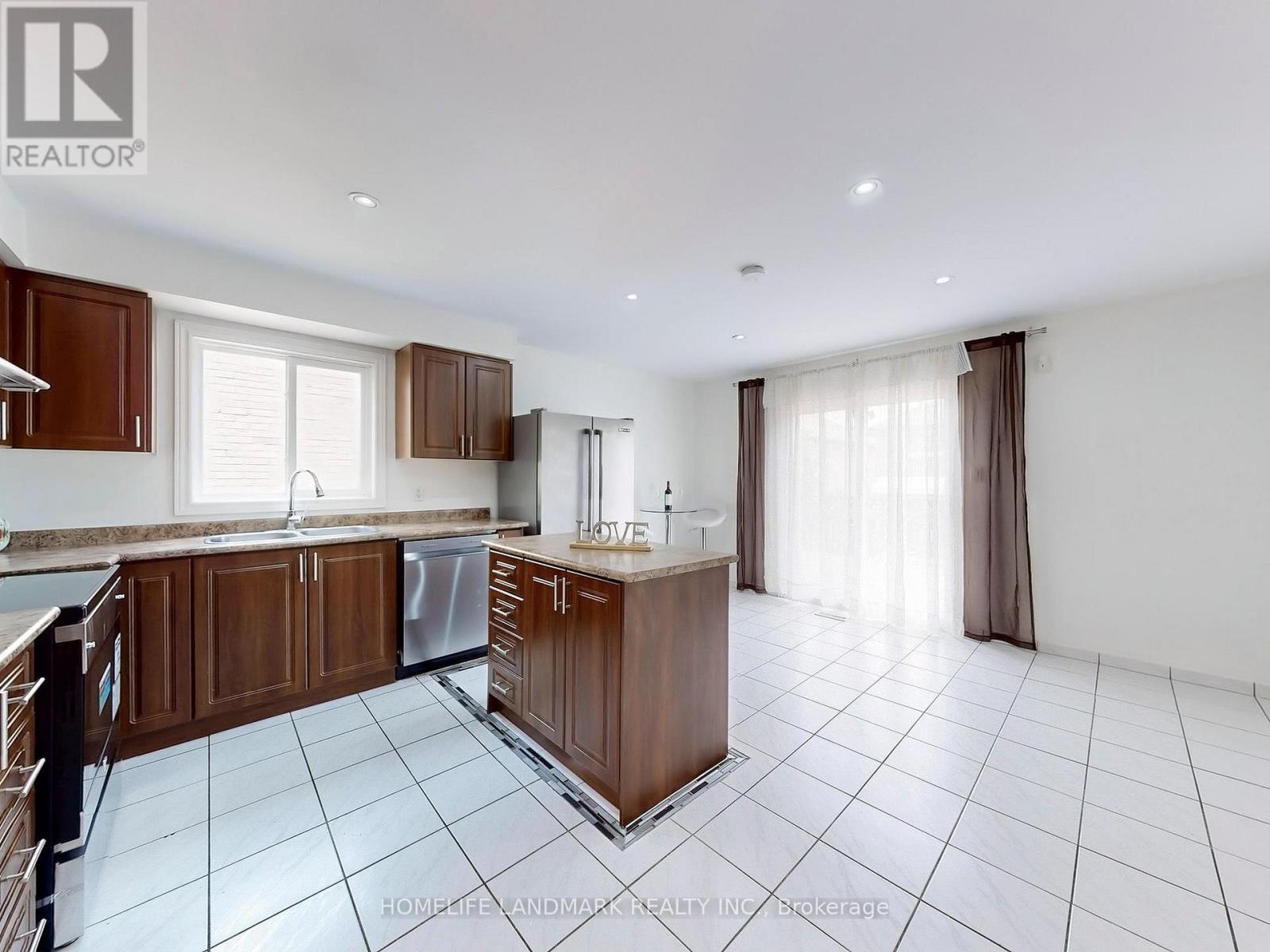 Photo 23 of 120 Ravenscroft Road, Ajax ON