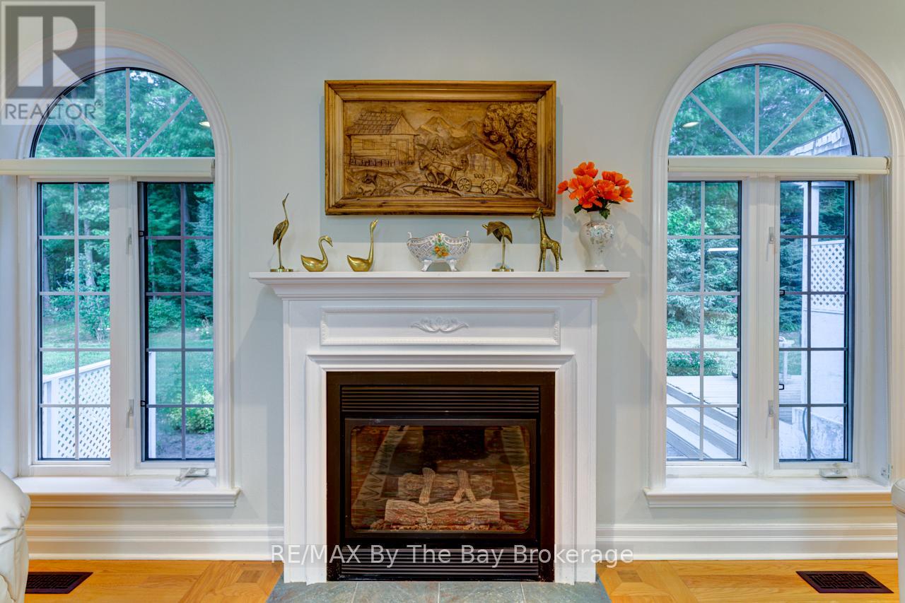 Photo 8 of 28 Bridlewood Crescent, Wasaga Beach ON