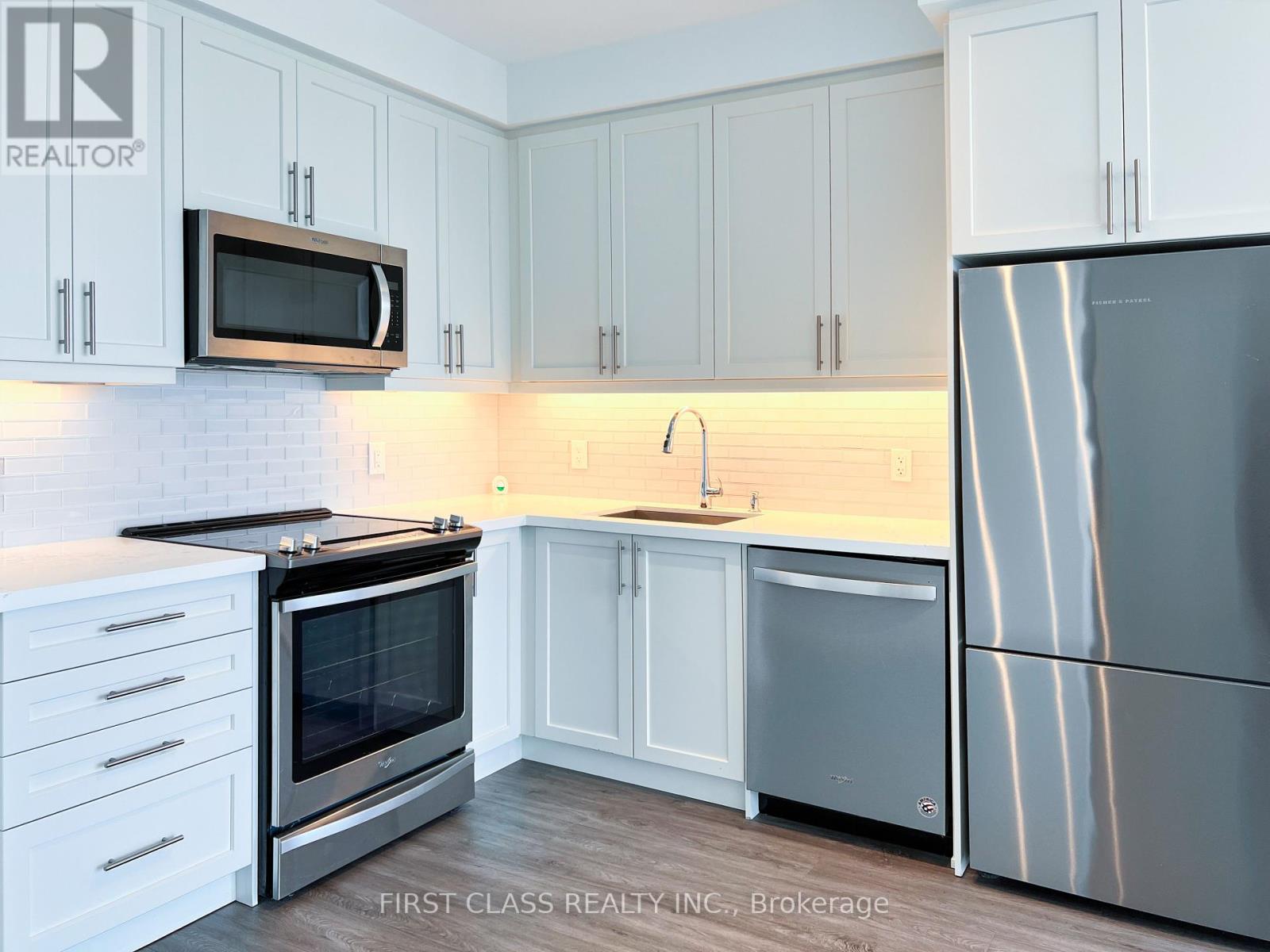 Photo 11 of 916 85 Oneida Crescent, Richmond Hill ON