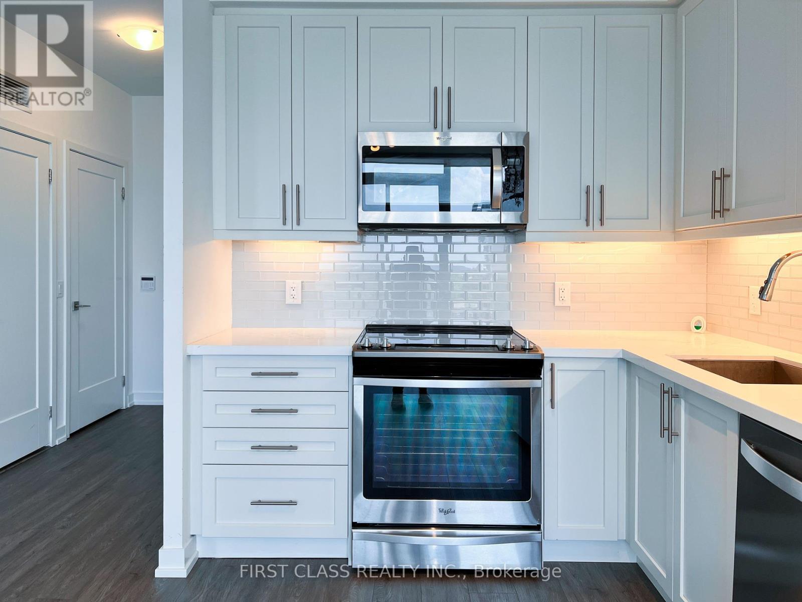 Photo 10 of 916 85 Oneida Crescent, Richmond Hill ON