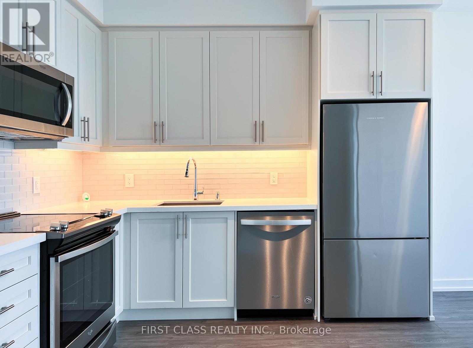 Photo 5 of 916 85 Oneida Crescent, Richmond Hill ON