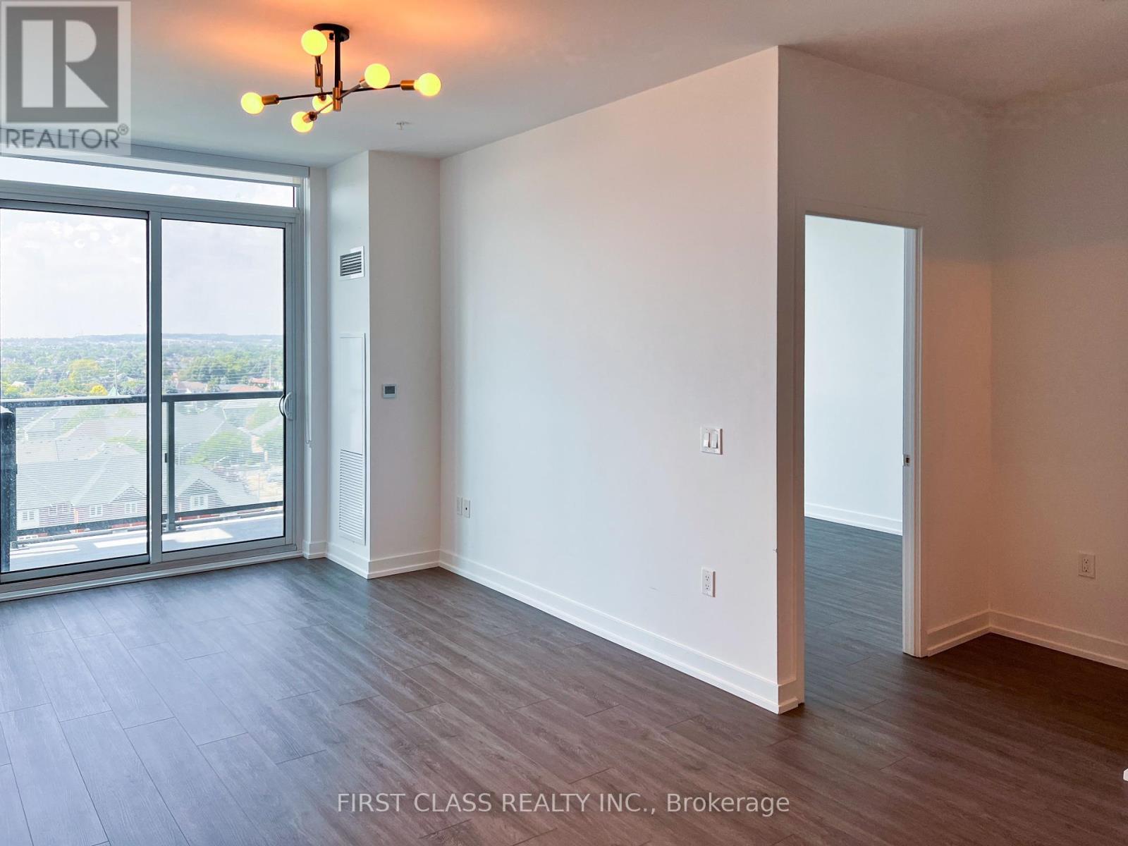 Photo 8 of 916 85 Oneida Crescent, Richmond Hill ON