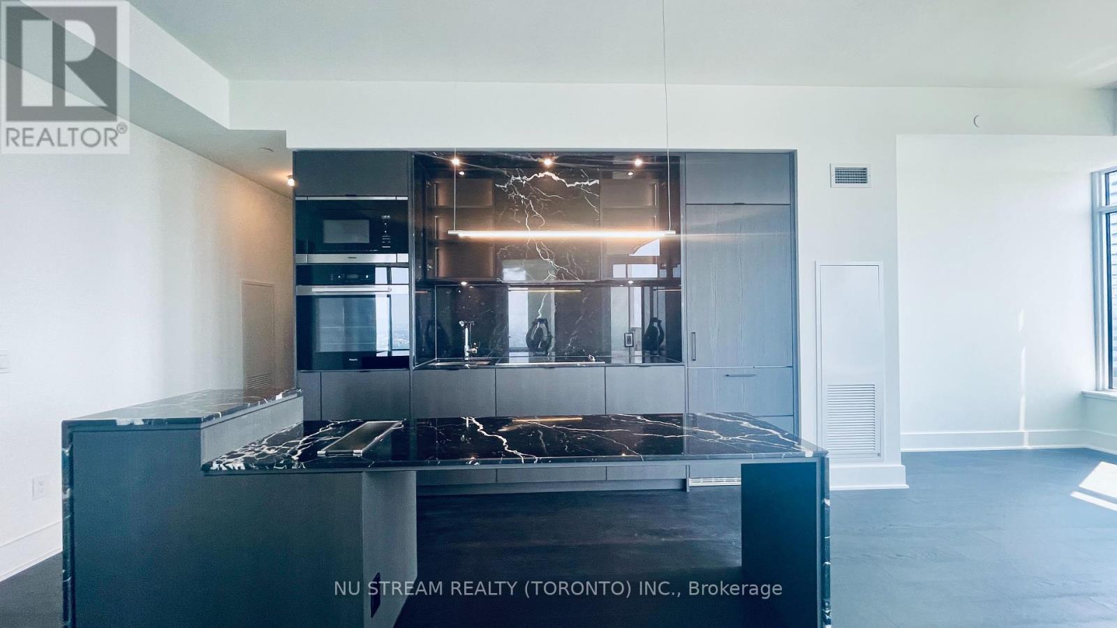 Photo 29 of 4809 11 Yorkville Avenue, Toronto ON