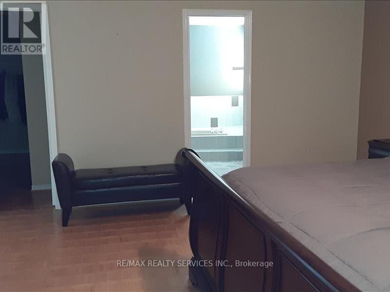 Photo 10 of 26 Hacienda Court, Brampton ON