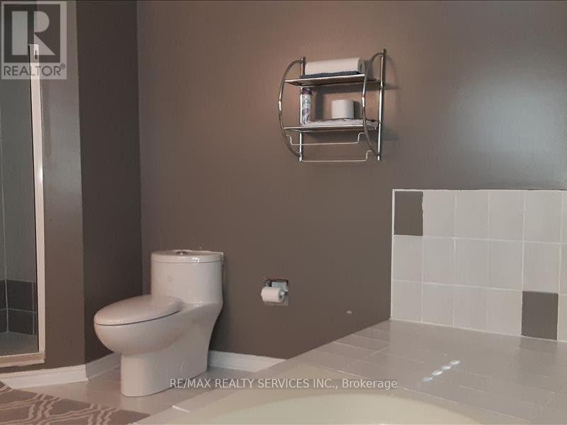 Photo 11 of 26 Hacienda Court, Brampton ON