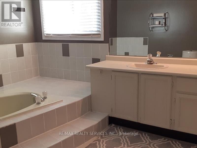 Photo 12 of 26 Hacienda Court, Brampton ON