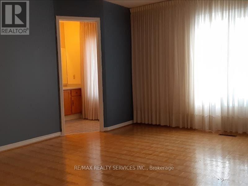 Photo 13 of 26 Hacienda Court, Brampton ON