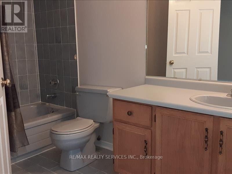 Photo 14 of 26 Hacienda Court, Brampton ON