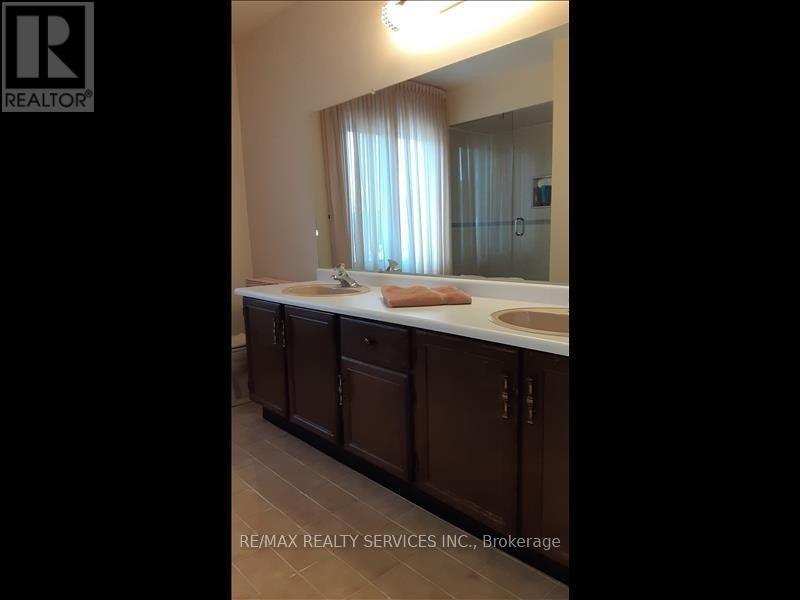 Photo 15 of 26 Hacienda Court, Brampton ON