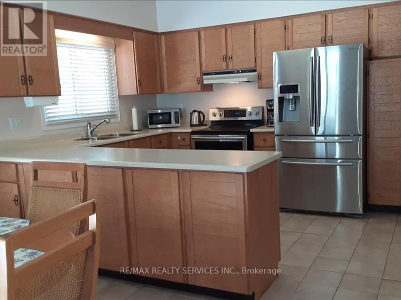 Photo 3 of 26 Hacienda Court, Brampton ON