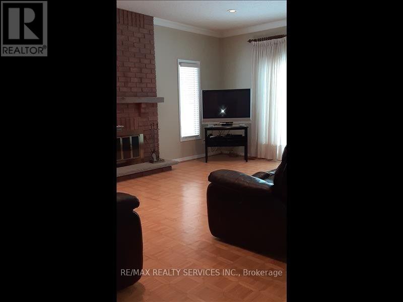 Photo 5 of 26 Hacienda Court, Brampton ON