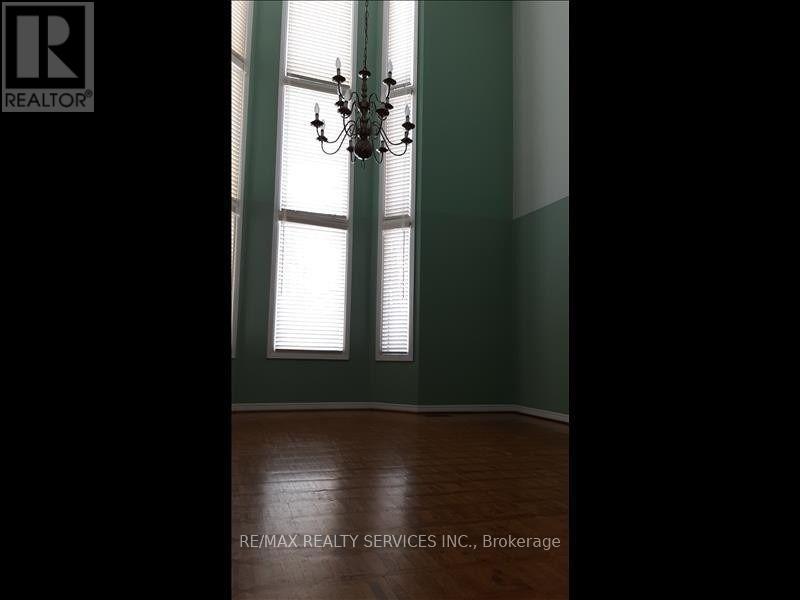 Photo 6 of 26 Hacienda Court, Brampton ON