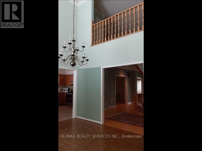 Photo 7 of 26 Hacienda Court, Brampton ON