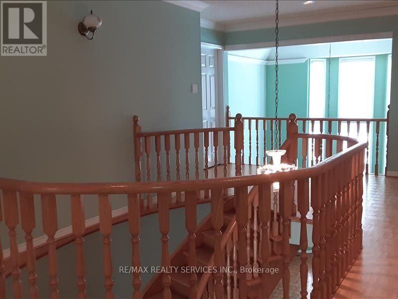 Photo 8 of 26 Hacienda Court, Brampton ON