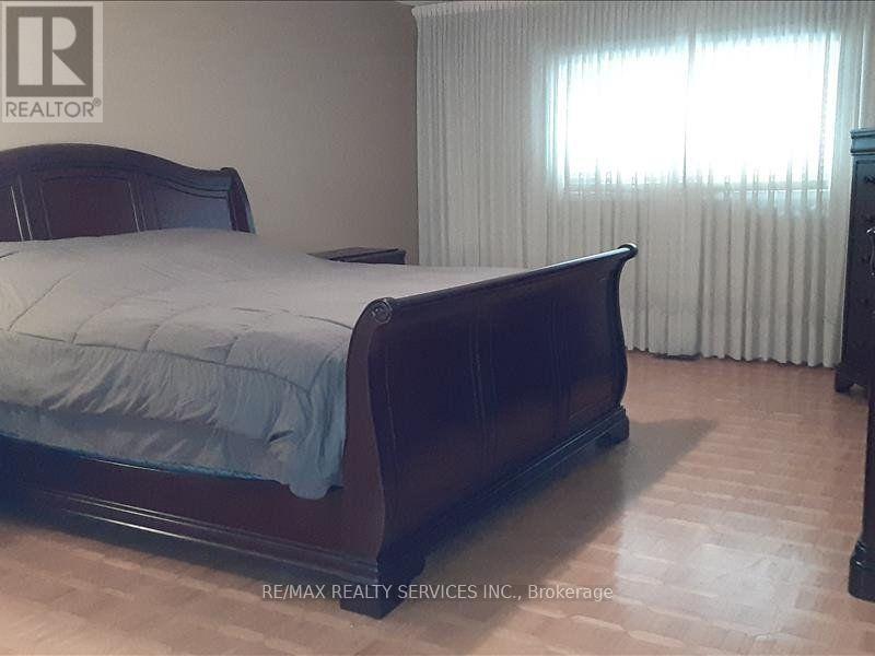 Photo 9 of 26 Hacienda Court, Brampton ON