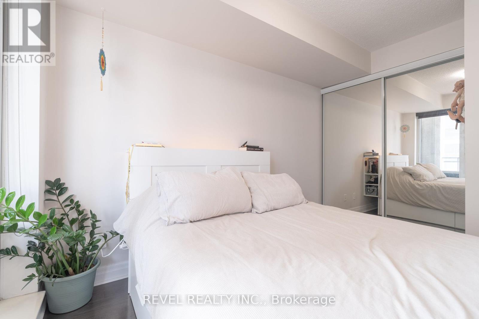 Photo 1 of 801 2121 Lake Shore Blvd W Boulevard W, Toronto ON