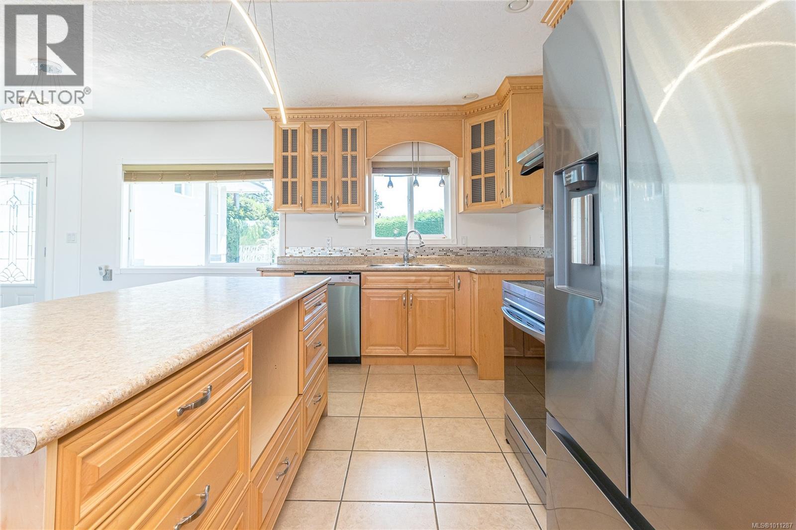 Photo 15 of 2560 Dorset Rd, Oak Bay BC