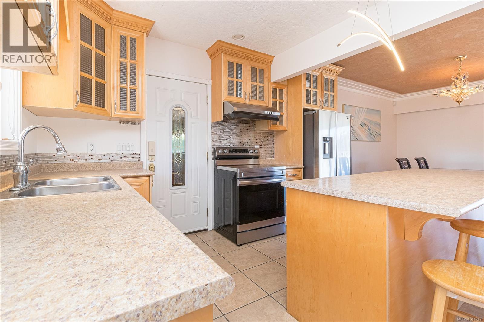 Photo 40 of 2560 Dorset Rd, Oak Bay BC